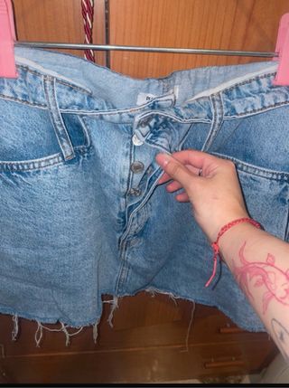 Falda vaquera desgastada