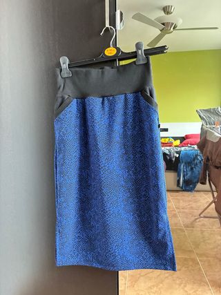 Falda midi estampada azul y negra