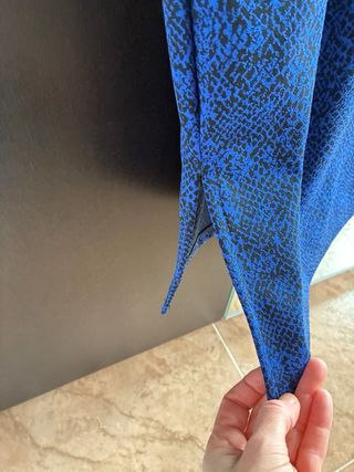 Falda midi estampada azul y negra