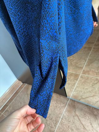 Falda midi estampada azul y negra