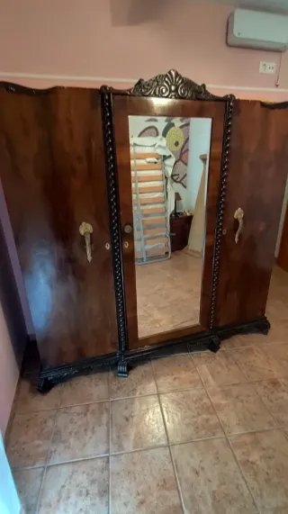 Armario antiguo de madera