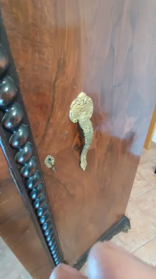 Armario antiguo de madera