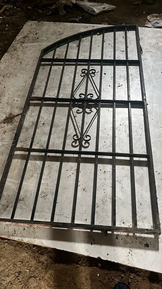 Puerta de reja forjada con diseño