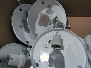 Lámparas de techo blancas y transparentes