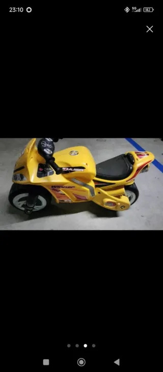 Moto de juguete grande amarilla