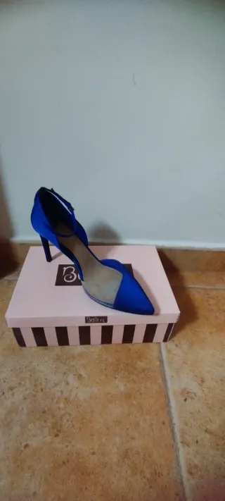 Zapato de tacón azul para fiesta