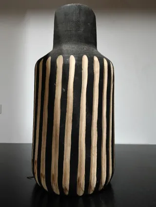 Jarrón de madera con rayas