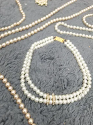 Collares y pendientes de perlas