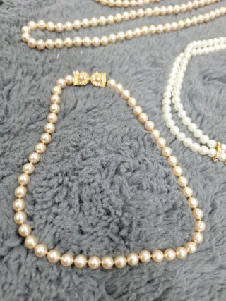 Collares y pendientes de perlas
