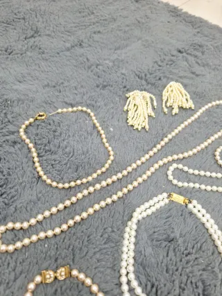 Collares y pendientes de perlas