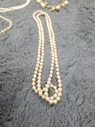 Collares y pendientes de perlas