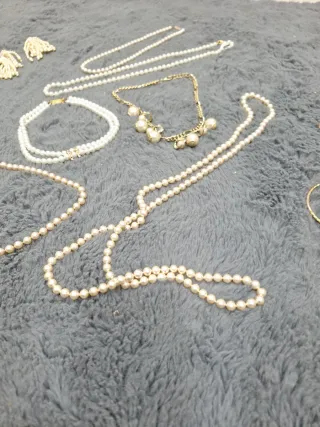 Collares y pendientes de perlas