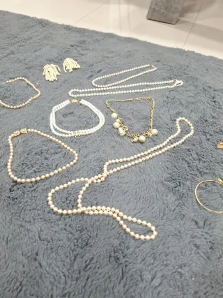 Collares y pendientes de perlas