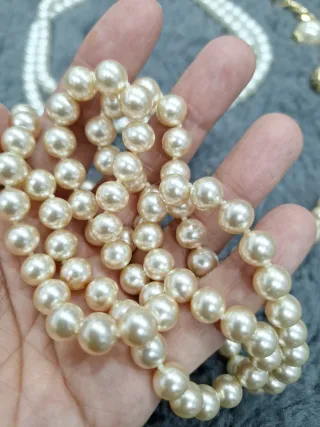 Collares y pendientes de perlas