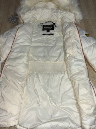 Chaquetón Barbour blanca con capucha de pelito
