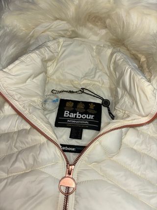 Chaquetón Barbour blanca con capucha de pelito