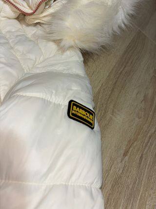 Chaquetón Barbour blanca con capucha de pelito