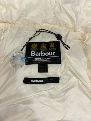 Chaquetón Barbour blanca con capucha de pelito