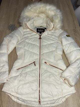Chaquetón Barbour blanca con capucha de pelito