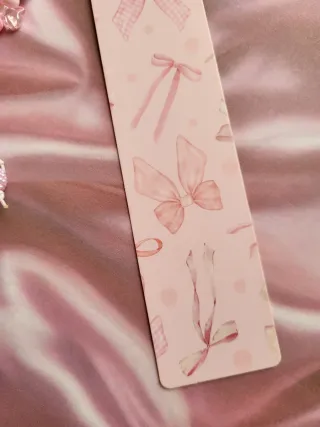 Segnalibro con perline rosa e fiocchi