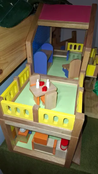 Casa de muñecas de madera