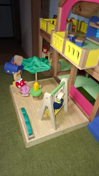 Casa de muñecas de madera