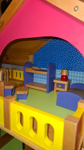 Casa de muñecas de madera