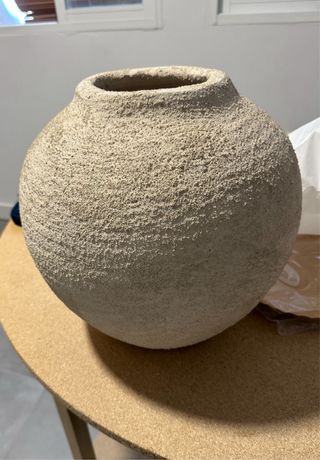 Jarrón de cerámica beige y terracota