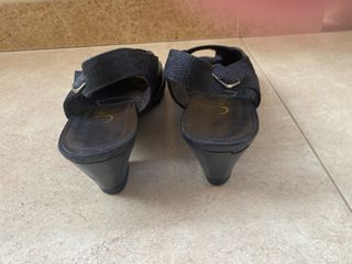 Zapatos de piel negra con tacon