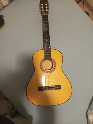 Guitarra marrón en buen estado