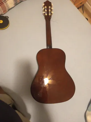 Guitarra marrón en buen estado