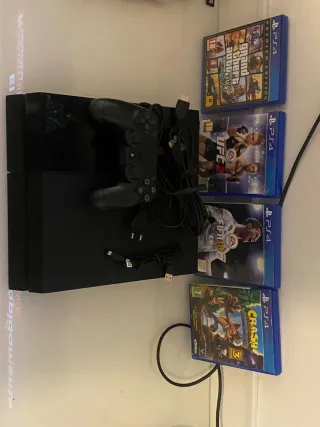 PS4 Negra con Mando y 4 Juegos