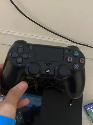 PS4 Negra con Mando y 4 Juegos