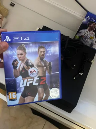 PS4 Negra con Mando y 4 Juegos