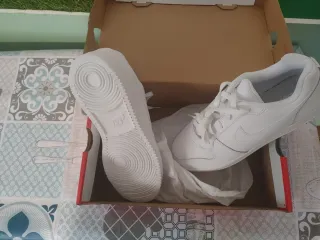 Zapatillas Nike Blancas Nuevas negociables.