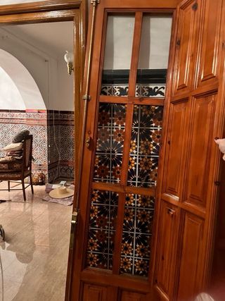 Puertas de madera con postigo.