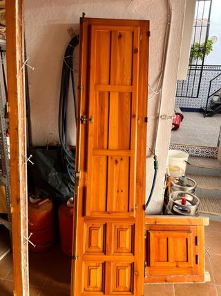 Puertas de madera con postigo.