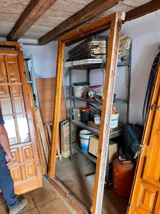 Puertas de madera con postigo.