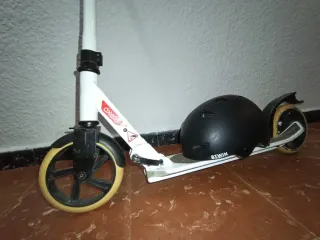 Patinete blanco y negro OXELO plegable con casco