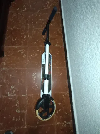 Patinete blanco y negro OXELO plegable con casco