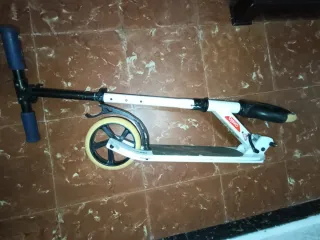 Patinete blanco y negro OXELO plegable con casco