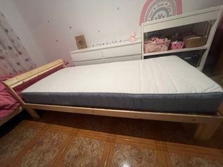 Cama individual de madera con colchón