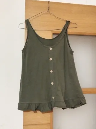 Blusa verde con botones y volantes