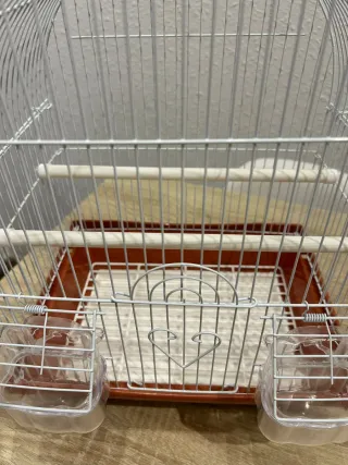 Jaula para pájaros blanca y marrón