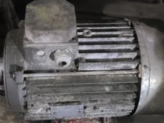 Motor elétrico trifásico