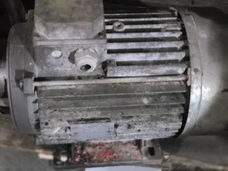 Motor elétrico trifásico