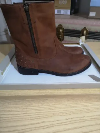 Stivaletti Bata in cuoio marrone con borchie