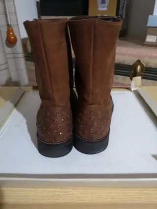 Stivaletti Bata in cuoio marrone con borchie