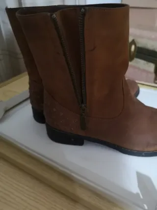 Stivaletti Bata in cuoio marrone con borchie