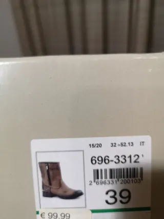 Stivaletti Bata in cuoio marrone con borchie